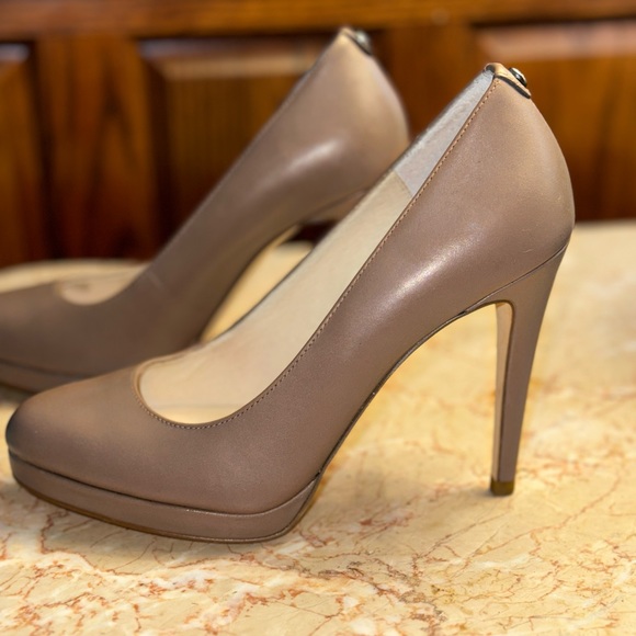 Michael Kors Taupe Platform Pumps Heels W/Charm | Size 6M - Picture 6 of 7